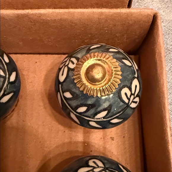 8 drawer knobs - Picture 2 of 5
